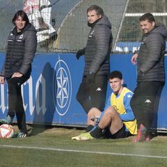 Las primeras rotaciones del Deportivo apuntan a la defensa