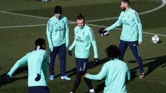 Gareth Bale, en un rondo durante el entrenamiento del Real Madrid previo al partido de Champions contra el PSG.