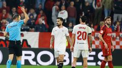 SEVILLA, 28/01/2024.- Jesús Fernández "Suso" (c), del Sevilla, es expulsado por doble amonestación durante el partido de la Jornada 22 de LaLiga que estos dos equipos juegan hoy en el estadio Sánchez Pizjuán. EFE/ Julio Muñoz
