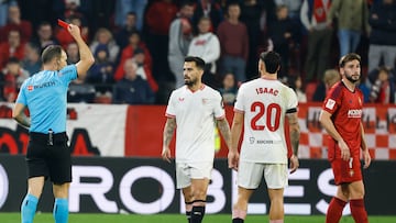 SEVILLA, 28/01/2024.- Jesús Fernández "Suso" (c), del Sevilla, es expulsado por doble amonestación durante el partido de la Jornada 22 de LaLiga que estos dos equipos juegan hoy en el estadio Sánchez Pizjuán. EFE/ Julio Muñoz
