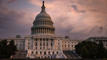 WASHINGTON, DC - 26 DE JULIO: El edificio del Capitolio de EE. UU. Se ve mientras se pone el sol y una fuerte tormenta el&eacute;ctrica atraves&oacute; el &aacute;rea del Capitolio el 26 de julio de 2021 en Washington, DC. 