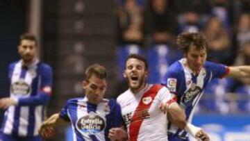 Quini, entre Mosquera y Fernando Navarro.