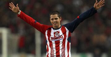 Previo a emigrar al viejo continente con el Manchester United. Chicharito se fue el máximo anotador del Bicentenario 2010 con la camiseta de Chivas. Cabe mencionar que a pesar de que tiene la nacionalidad mexicana no se incluye a Hérculez Gómez debido a que nació en Estados Unidos.