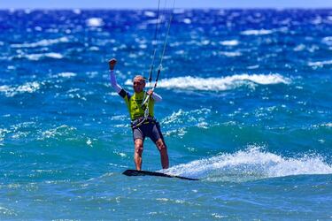 Klaus Fietz: 81 a?os y volando alto con una tabla y un kite