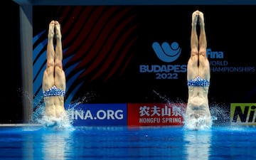 Los neozelandeses Liam Stone y Frazer Tavener saltan desde el trampolín de tres metros durante su participación en la final de los Mundiales de natación que se disputan en Budapest (Hungría). Tal y como se aprecia en la imagen, la sincronización que alcanzan los deportistas en esta especialidad es prácticamente perfecta.