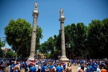 Miles de aficionados del Eintracht y del Rangers FC esperan la hora del partido disfrutando de la ciudad de Sevilla.