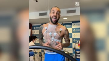 Dani Álves derrochando felicidad en el reconocimiento medico de su regreso al Barcelona