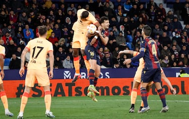 Los jugadores granotas protestaron al árbitro Figueroa Vázquez la acción de Geoffrey Kondogbia a Álex Muñoz dentro del área del conjunto colchonero.