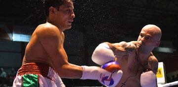 Kiko Martínez golpea a Alexander Cazares durante su combate en Torrelavega.