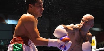 Kiko Martínez golpea a Alexander Cazares durante su combate en Torrelavega.