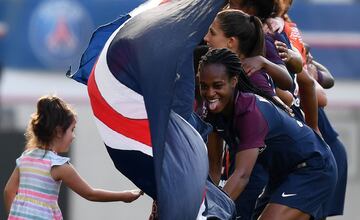 Marie Antonieta Katoto, juega con una niña después del partido de fútbol femenino francés D1 entre Paris Saint-Germain y Marsella en el estadio Jean Bouin en ParísParis defeated Marseille 4-0.