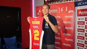 Oleson en su presentación con el UCAM Murcia.