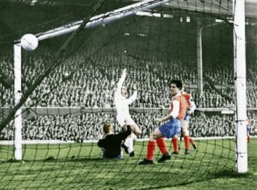 La Quinta. El Eintracht Frankfurt fue el rival del Real Madrid que consiguió la quinta copa en las 5 primeras ediciones. Puskas anotó 4 goles y Di Stefano 3 para un 7-3 final. En la foto Alfredo Di Stefano celebra s segundo gol, el 2-0.