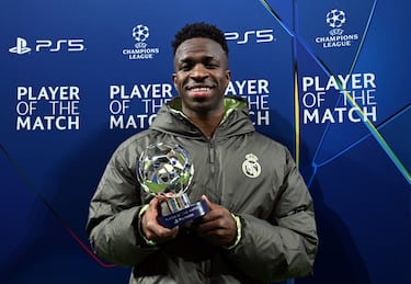 Vinicius con el trofeo de mejor jugador del partido.