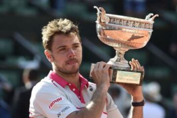 Stan Wawrinka alza el trofeo del prestigioso torneo francés.