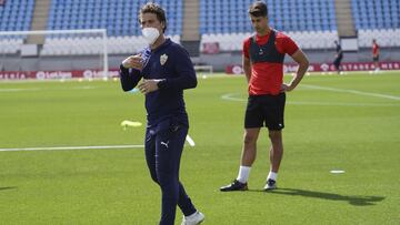 GRAF4301. ALMERÍA, 28/04/2021.- Joan Francesc Ferrer "Rubi" (i) dirige su primer entrenamiento como técnico de la UD Almería esta tarde en el Estadio de Los Juegos del Mediterráneo, en Almería. EFE/Carlos Barba