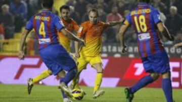 GOLAZO MERECIDO. Andrés Iniesta, que cuajó un excepcional partido, aprovechó un balón en la frontal para colar el esférico en la portería de Munúa con un derechazo.