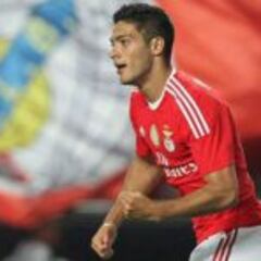 Jiménez vino desde la banca y jugó 30 minutos con Benfica