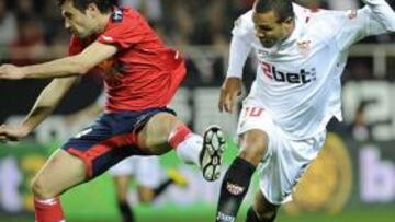 <b>GOLAZO. </b>Luis Fabiano se anticipó a Flaño y conectó un remate espectacular, imposible para Ricardo.