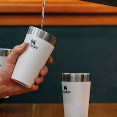 Adiós a la cerveza caliente con la jarra térmica tamaño pinta de Stanley