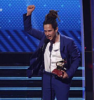 Vicente Garc¨ªa se convertir¨ªa en una de las sorpresas de la noche en Las Vegas al alzarse con tres premios Grammy Latinos: Mejor Nuevo Artista, Mejor ?lbum Cantautor y Mejor Canci¨®n Tropical.