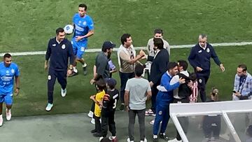 Momento en que Checo Pérez le da la mano a Amaury Vergara.