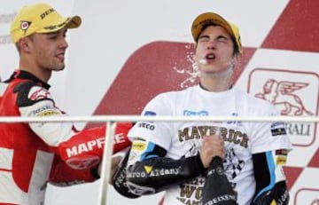 El piloto español de Moto3 Maverick Viñales celebra su victoria en el campeonato del mundo junto al alemán Jonas Folger tras el Gran Premio de la Comunidad Valenciana disputado en el Circuito Ricardo Tormo en Cheste (Valencia).