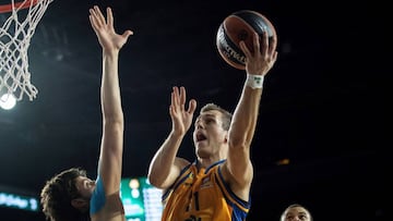 TOL01. ESTAMBUL (TURQUÍA), 29/11/2018.- El base serbio del Gran CanariaNikola Radicevic (d) lanza a canasta ante la defensa el pívot turco del Darussafaka Emircan Kosut durante el encuentro disputado entre ambos equipos correspondiente a la Euroliga de baloncesto, en Estambul (Turquía), hoy, 29 de noviembre de 2018. EFE/ Tolga Bozoglu