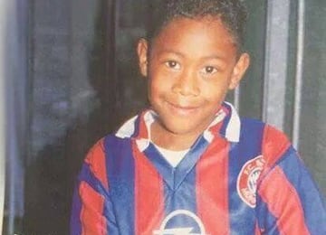 Alaba desde muy pequeño se identificó con el fútbol y con el transcurrir de los años su talento lo llevaría a ser reconocido como uno de los mejores laterales a nivel mundial.