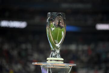 El trofeo de la Supercopa de Europa.