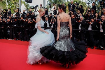 Renate Reinsve y Elle Fanning posan en la alfombra roja a su llegada para asistir a la ceremonia de clausura del 78º Festival de Cine de Cannes.  