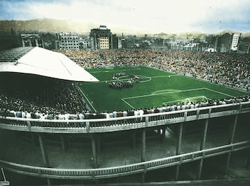 En 1922 el Barça estaba inmerso en su primera edad de oro. Sus 6341 socios ya no cabían en el campo de la Industria, por lo que el 19 de febrero se puso la primera piedra de Les Corts. El estadio fue inaugurado en mayo de ese mismo año, solo tres meses después, tras un arduo trabajo de día y noche de los obreros, y tenía una capacidad para 22000 espectadores. Se ubicaba en las actuales calles Numància, Marquès de Sentmenat, Vallespir y Travessera de les Corts. Pronto fue llamado “La Caterdral del fútbol” y tenía una tribuna cubierta en la que había 32 palcos, 2 tribunas descubiertas llamadas preferencias, a ambos lados de la cubierta, graderías de cemento para 4560 espectadores y graderías en los terraplenes situadas en los extremos del estadio para 12000 espectadores de pie.