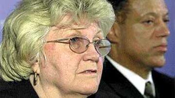 <b>VÍCTIMA DE SU SOMBRA.</B> Marty Mankamyer, ex presidenta del USOC, dimitió por Ward (segundo plano).