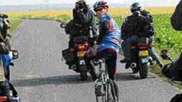 <B>LA GRAN ATRACCIÓN.</B> Casi todos los medios de comunicación se motorizaron para perseguir a Lance Armstrong en su primer entrenamiento en tierras francesas.