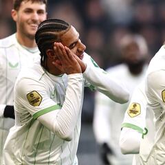 Feyenoord golea al Heracles; Santiago Giménez asistió en el primer gol