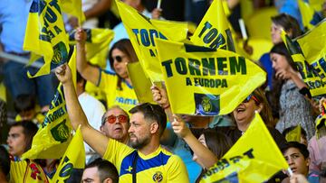 VILLARREAL (CASTELLÓN), 25/05/2025.- La afición del Villarreal anima con banderas en las que se lee 'Volvemos a Europa' este domingo, durante el partido de la jornada 38 de LaLiga EA Sports, que Villarreal y Sevilla disputan en el Estadio de la Cerámica. EFE/ Andreu Esteban