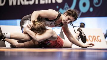 La gallega Nerea Pamp¨ªn durante su combate con la azerbayana Nigar Mirzazada en el Mundial Sub23 de Pontevedra.