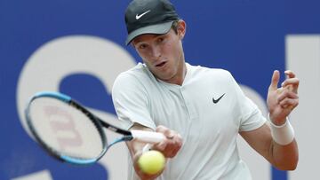 l tenista chileno Nicolas Jarry, devuelve la pelota durante el partido jugado ante el tenista franc&eacute;s Benoit Paire, en la primera jornada del Open Banc Sabadell 66&ordm; Trofeo Conde de God&oacute; de tenis, que se celebra en las pistas del RCT Bar