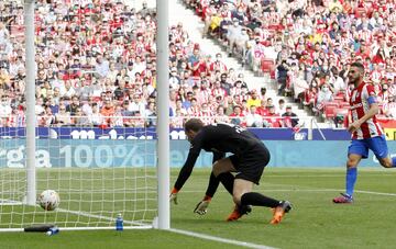 Ra¨²l de Tom¨¢s marca el 1-1 al Atl¨¦tico de Madrid.