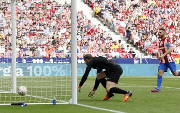 Raúl de Tomás marca el 1-1 al Atlético de Madrid. 