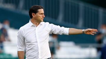 Soccer Football - Europa League - Group G - Real Betis v Bayer Leverkusen - Estadio Benito Villamarin, Seville, Spain - October 21, 2021 Bayer Leverkusen coach Gerardo Seoane REUTERS/Marcelo Del Pozo