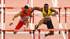 El jamaicano Omar McLeod obstaculiza al espa&ntilde;ol Orlando Ortega durante la final de los 110 metros vallas de los Mundiales de Atletismo de Doha.