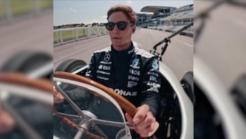 El piloto británico desempolvó el mítico monoplaza con el que Juan Manuel Fangio logró 4 victorias y con el que obtuvo 3 de 5 campeonatos en la F1.