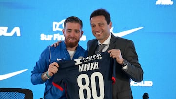 Spanish footballer Iker Muniain (L) poses for a picture with San Lorenzo's President Marcelo Moretti during a press conference at the Pedro Bidegain stadium in Buenos Aires on September 9, 2024. Muniain signed for Argentine club San Lorenzo until December 2025. (Photo by Luis ROBAYO / AFP)