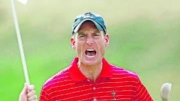 <b>REVANCHA. </b>Furyck celebra la victoria al conseguir el punto decisivo.