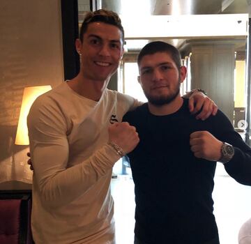 Khabib también es un fiel apasionado del fútbol y se ha retratado con figuras de esta disciplina como Cristiano Ronaldo.