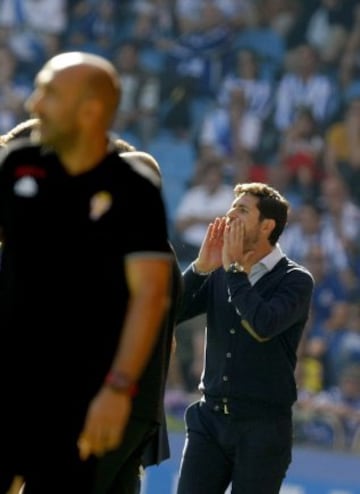 Víctor Sánchez, entrenador del Depor, da instrucciones a sus jugadores.