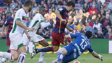 Luis Suárez con el balón en el Barcelona - Granada de la Liga BBVA.