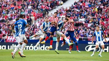 Giménez cabecea un balón durante el Atlético-Espanyol.