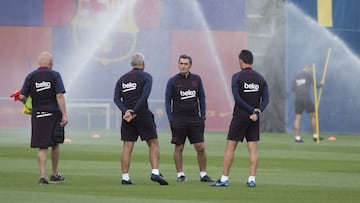 Ernesto Valverde habla con los integrantes de su cuerpo t&eacute;cnico.